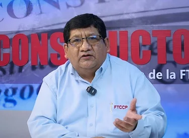 José Chapa en camisa celeste en el set de El Constructor hablando a la cámara