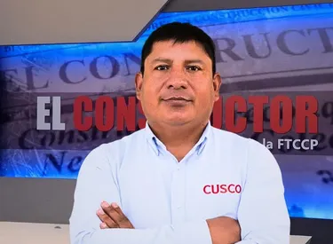 Héctor Calla en camisa celeste manga larga, brazos cruzados, mirando al frente