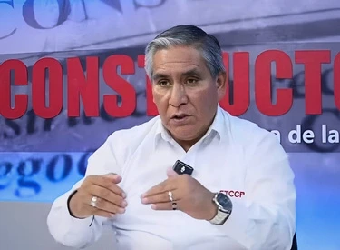 Dirigente Félix Rosales sentado en estudio de El Constructor explicando argumentos