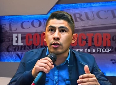 Jorge Hernández, secretario general del SINTEC de Chile, con micrófono en mano en set virtual de El Constructor