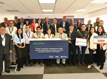 Participantes del foro posan para la fotografía principal con cartel en mano de la hoja de ruta