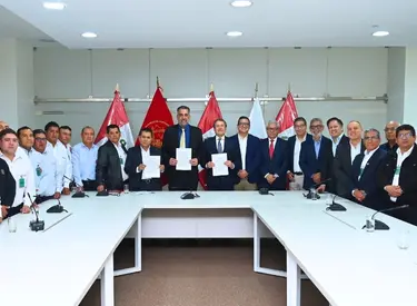 Miembros de las comisiones negociadoras de FTCCP y CAPECO muestran convenio colectivo 2026 del sector construcción