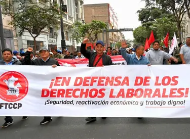 Obreros marchando con banderola donde se lee 