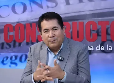 Dirigente Luis Villanueva Carbajal sentado en estudio de El Constructor explicando argumentos