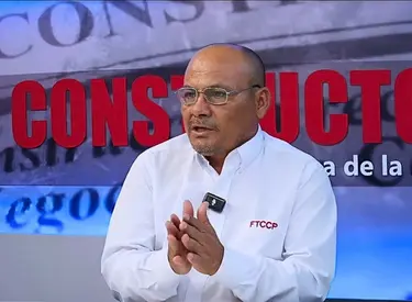 Jhon Irene Gonzales con camisa blanca sentado en estudio de El Constructor