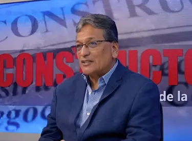 Guido Valdivia con camisa celeste y saco azul en el estudio El Constructor