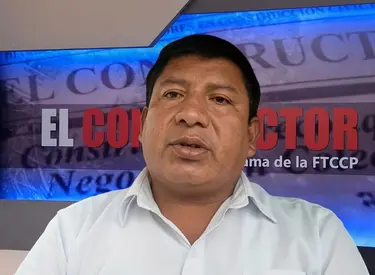 Héctor Calla con camisa blanca
