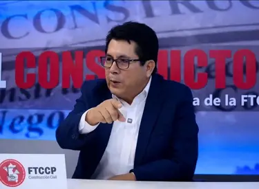 Luis Villanueva con camisa celeste y saco azul en el estudio de Tv de El Constructor
