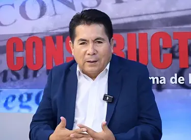 Luis Villanueva Carbajal en el estudio de Tv de El Constructor