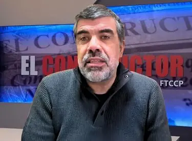 Oscar Andrade en chompa verde en el estudio de Tv de El Constructor