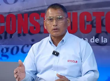 Martín Rimachi con camisa blanca en el estudio de tv de El Constructor