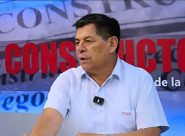 Tito Zea con camisa blanca sentado en estudio de El Constructor