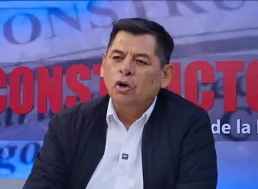 Imagen de Tito Zea Bendezú con camisa blanca y casaca negra en el estudio de El Constructor