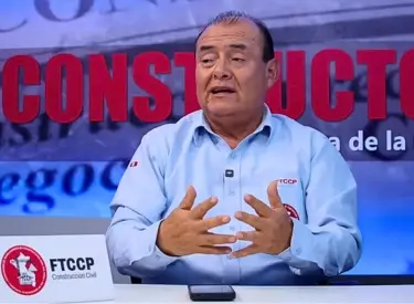 Wilder Rios con camisa celeste mangalarga sentado en el estudio de Tv de El Constructor