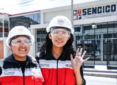 Dos chicas estudiantes de SENCICO. 